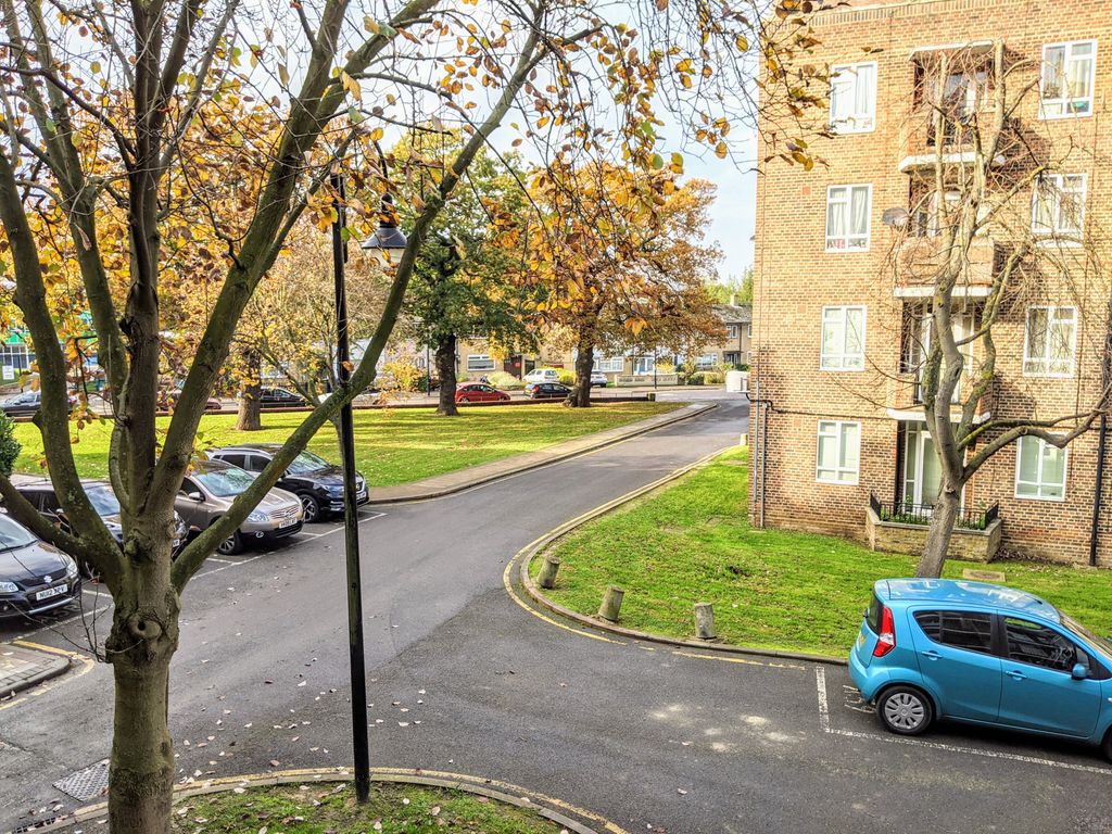 2 bed flat to rent in Beresford House, Kingswood Estate London SE21