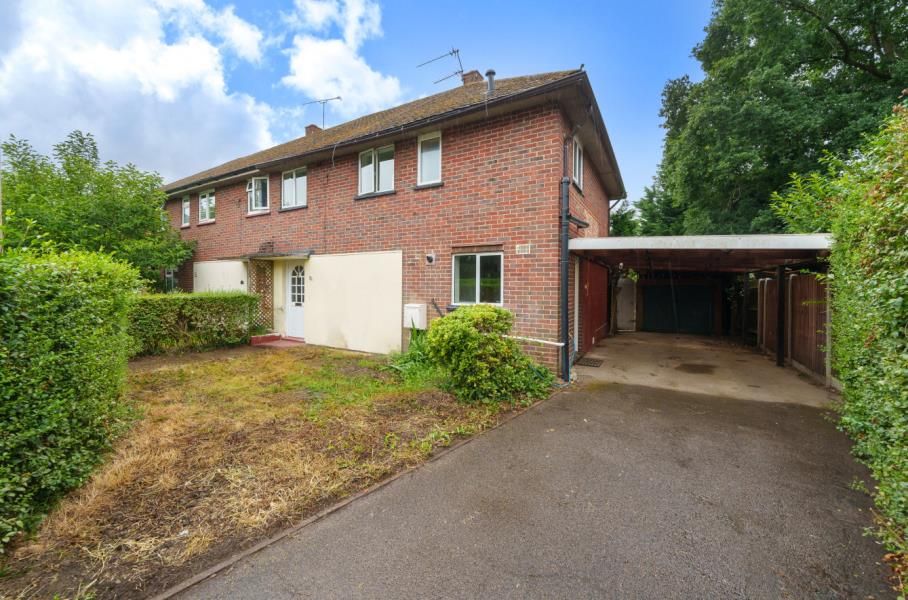 3 bed end terrace house to rent in Chobham, Woking, Surrey GU24, £1,900