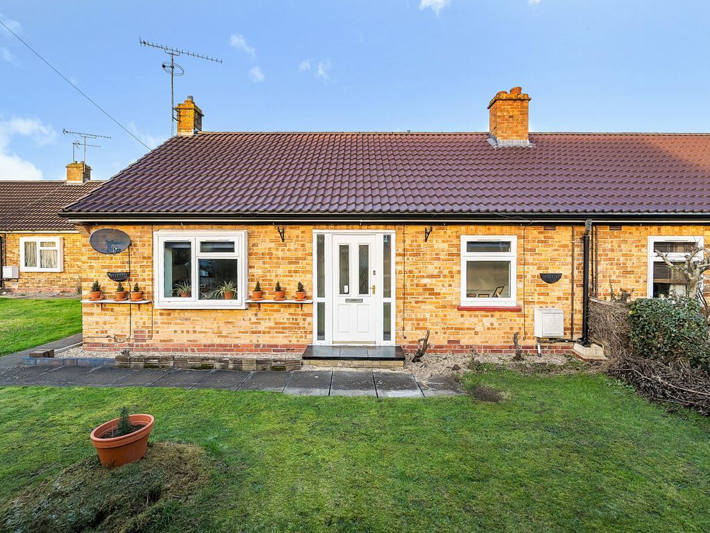 2 bed bungalow for sale in Red Rose, Binfield, Bracknell, Berkshire RG42, £335,000 Zoopla