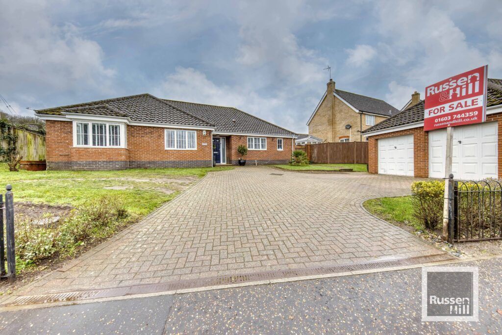 3 bed detached bungalow for sale in West End, Costessey, Norwich NR8
