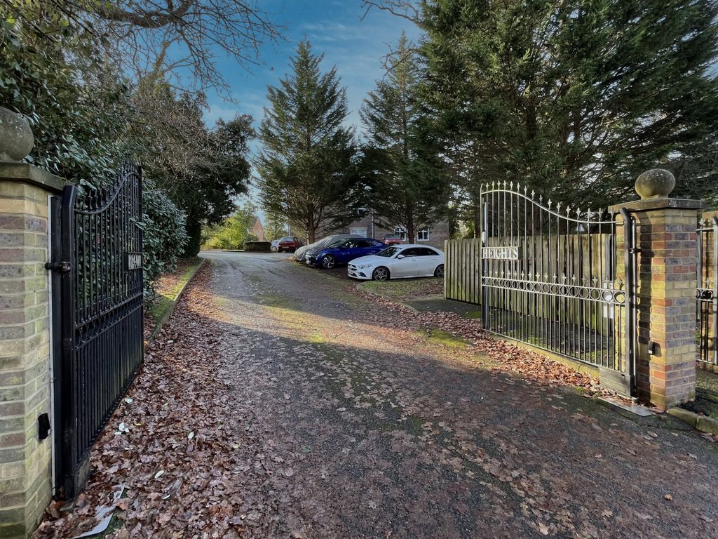 3 bed flat for sale in Horsham Road, Southgate, Crawley, West Sussex