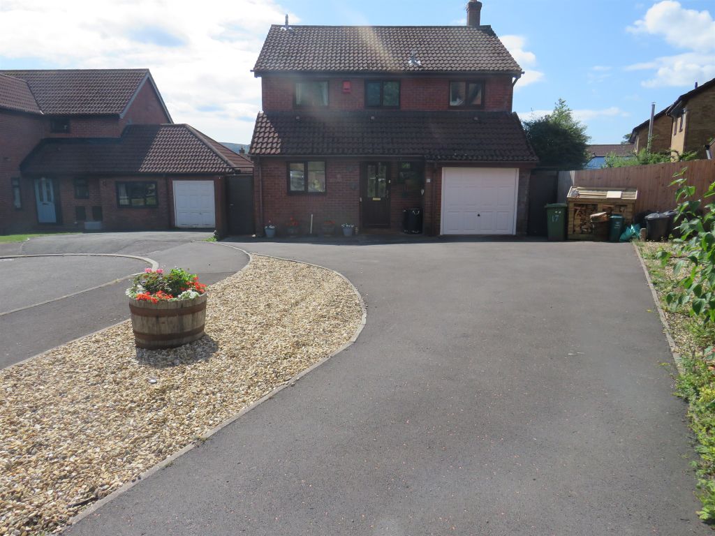 4 bed detached house for sale in Llys Llewellyn, Llantwit Fardre