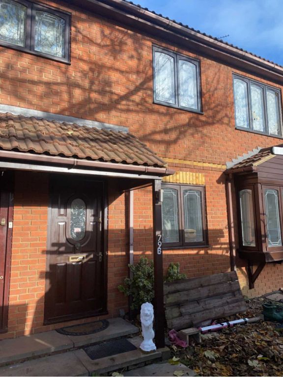 2 bed flat to rent in Wimborne Road, SouthendOnSea SS2, £975 pcm Zoopla