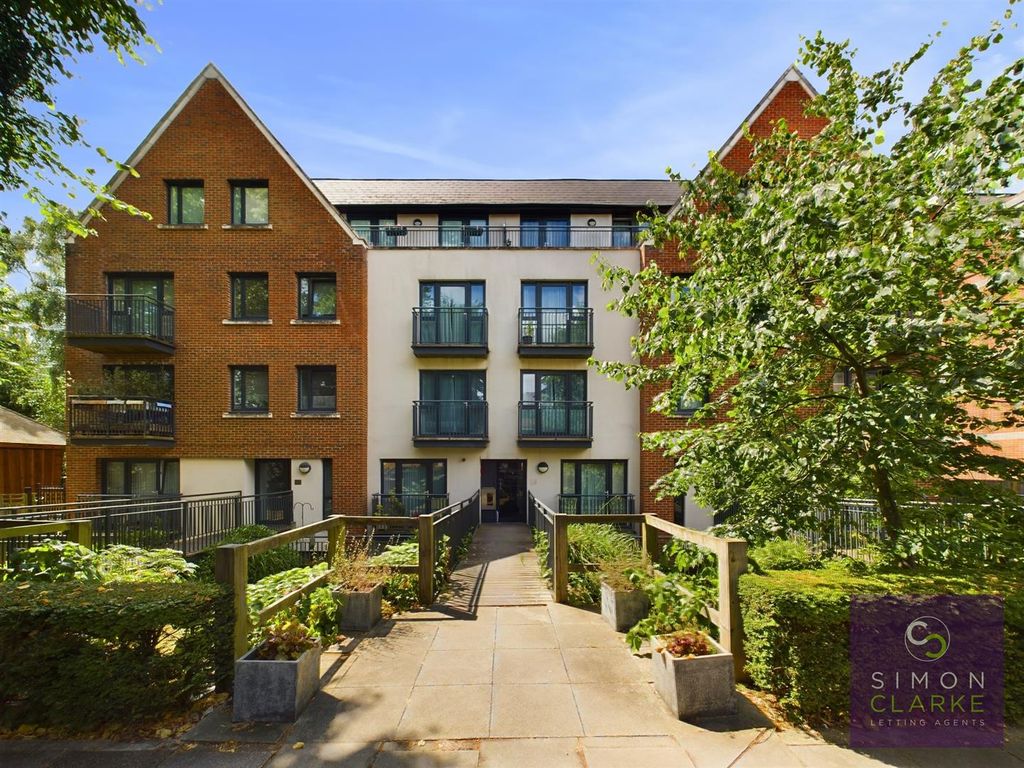 2 bed flat to rent in Holden Avenue, Woodside Park N12, £1,850 pcm Zoopla