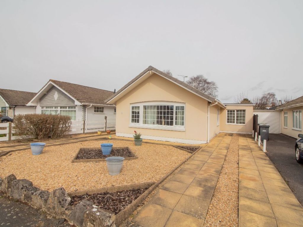 4 bed bungalow for sale in Windsor Road, Waterlooville PO7 Zoopla