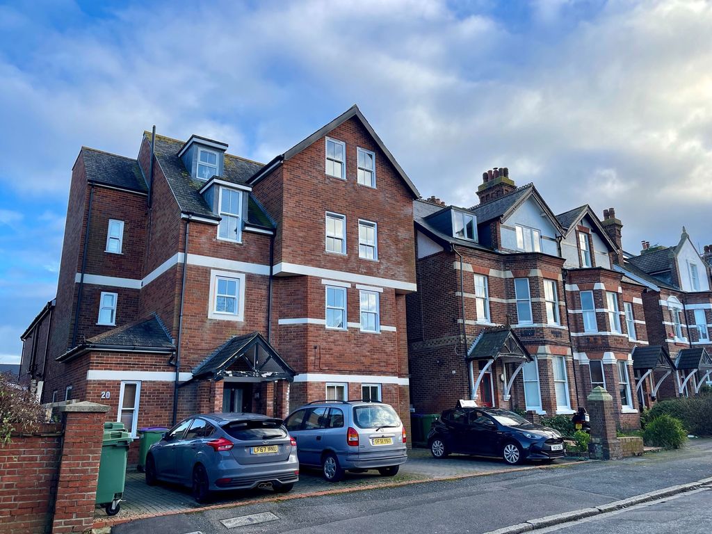 2 bed flat to rent in Marten Road, Folkestone CT20, £950 pcm Zoopla