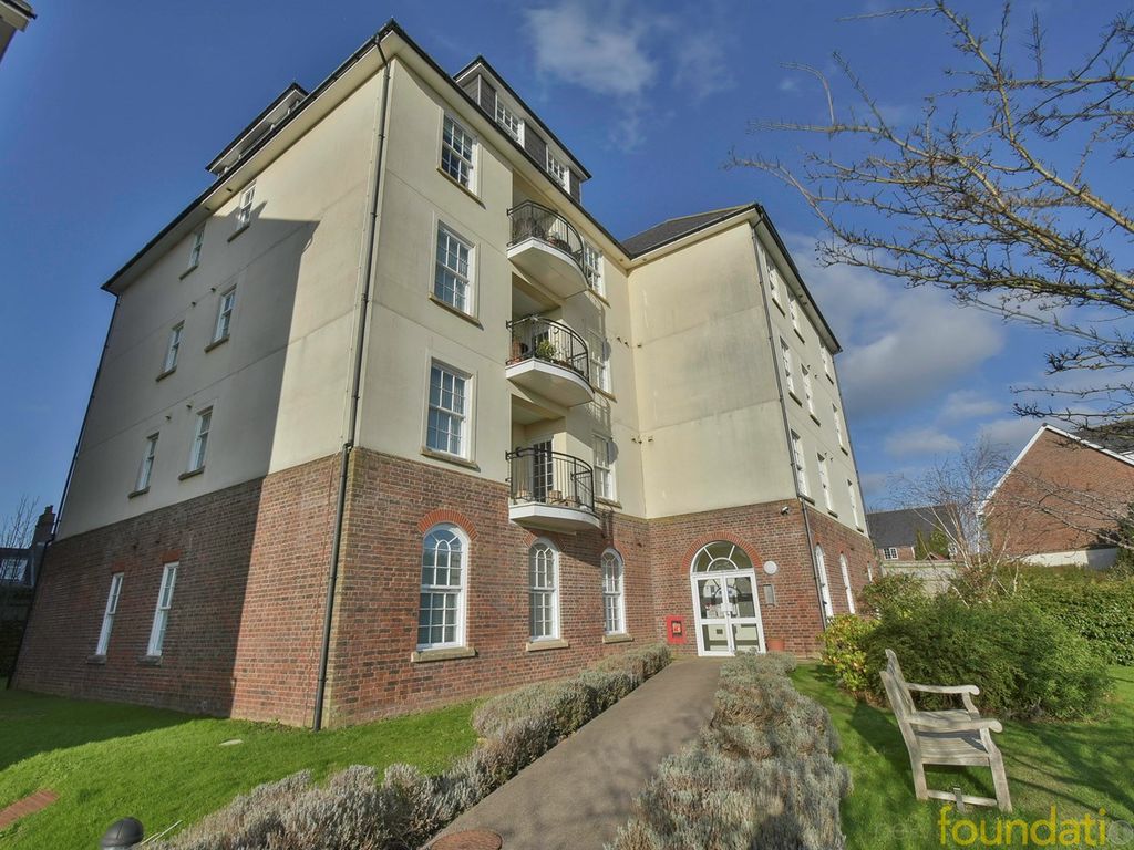 2 bed flat for sale in Paradise Walk, BexhillOnSea TN40, £195,000