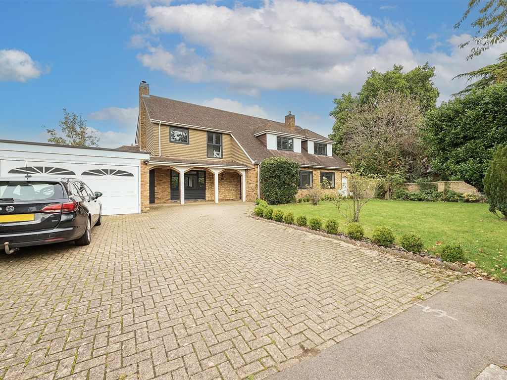 5 bed detached house for sale in Barlings Road, Harpenden AL5, £