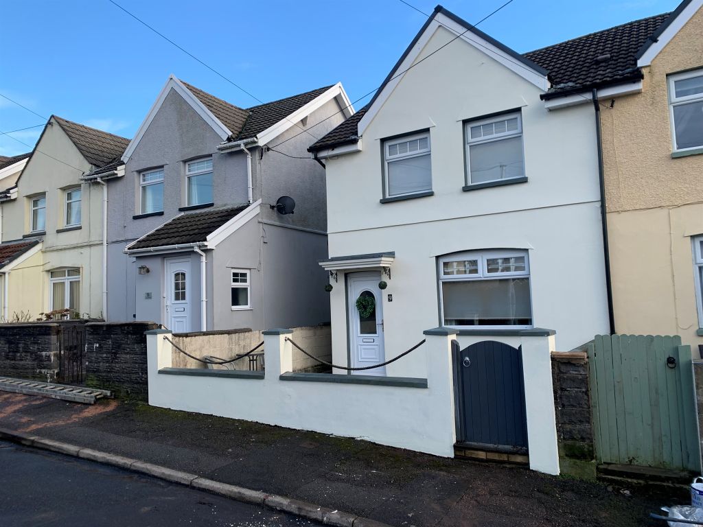 4 bed semidetached house for sale in Thomas Street, Gilfach Goch