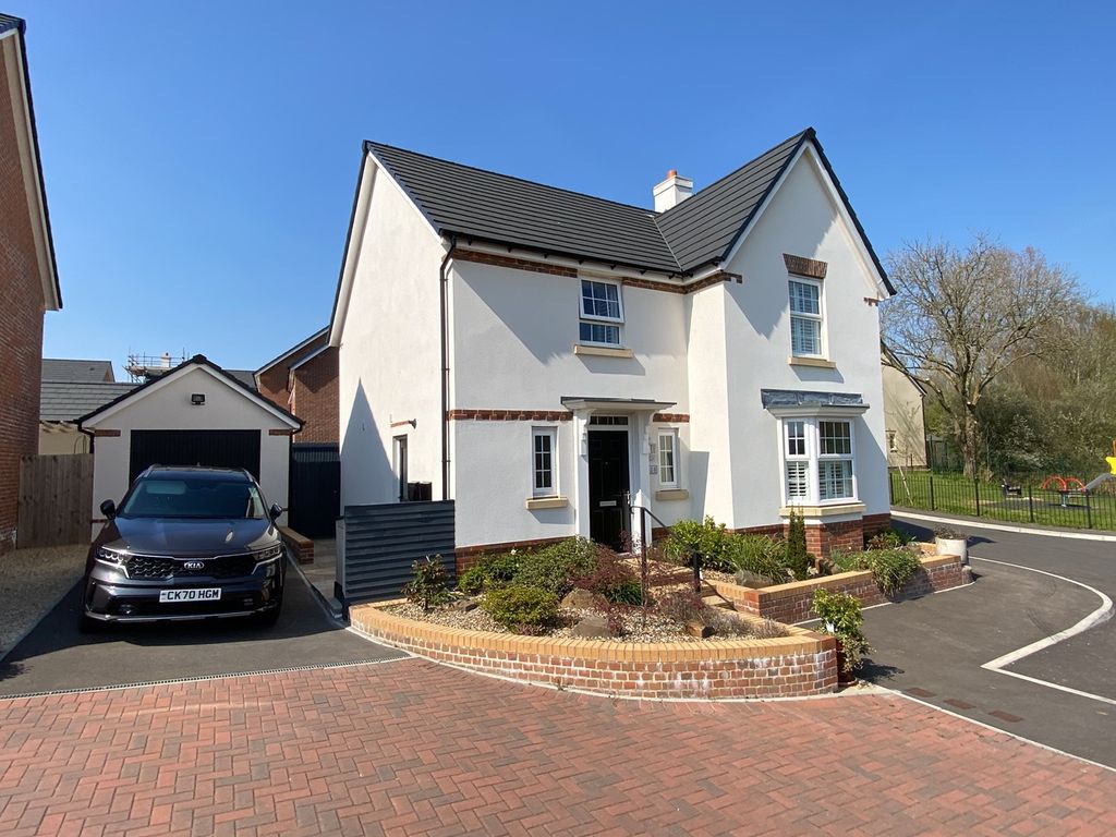 4 bed detached house for sale in Clos Telyn, Penperlleni, Pontypool NP4