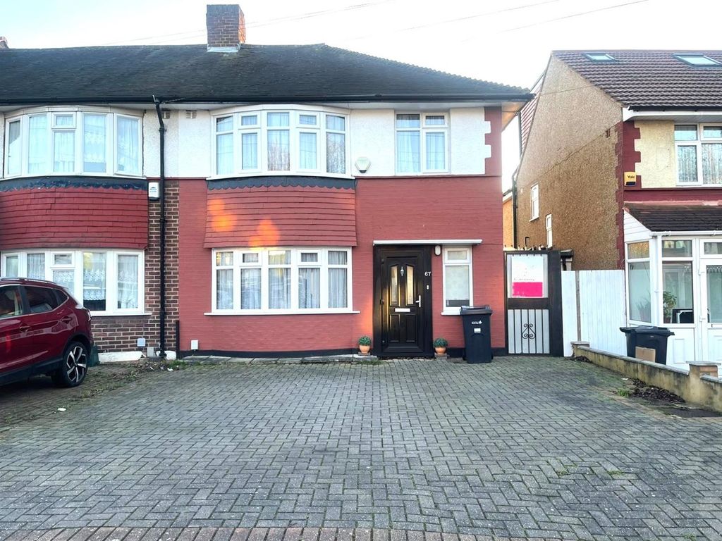 3 bed semidetached house for sale in Torquay Gardens, Ilford IG4, £