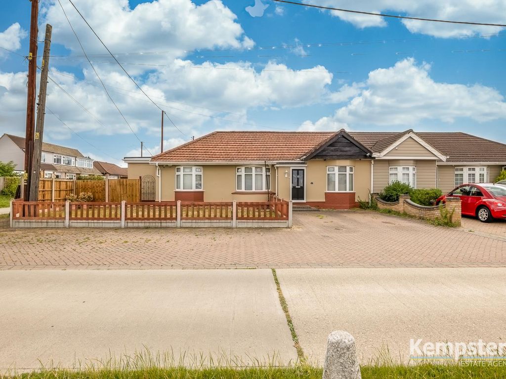 3 bed semidetached bungalow for sale in Giffords Cross Avenue