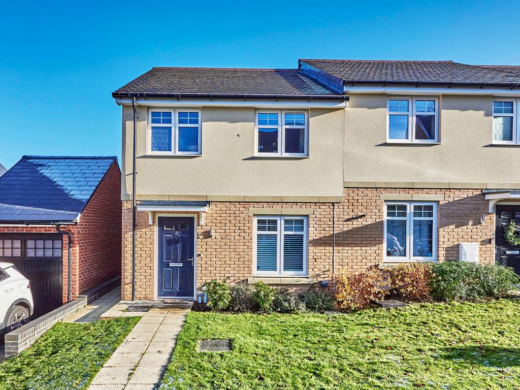 3 bed semidetached house for sale in Harrier End, St. Albans