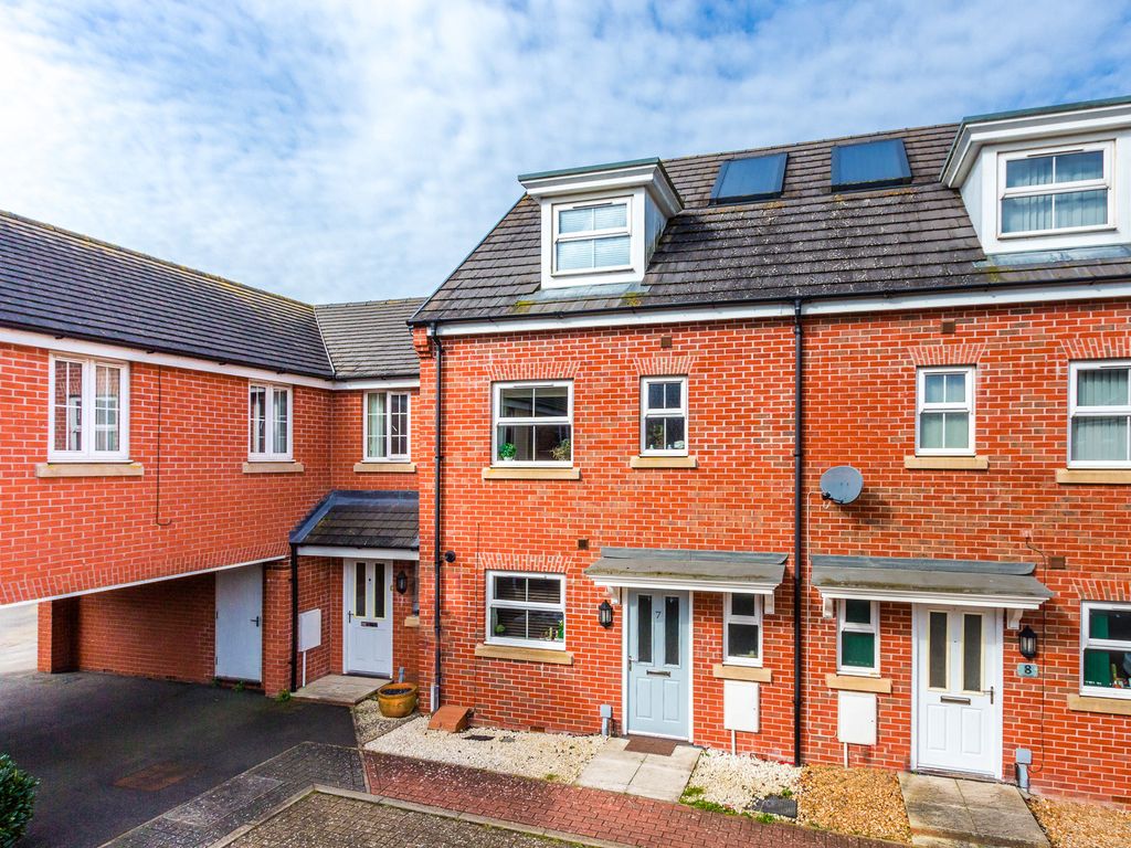 4 bed town house for sale in Dee Close, Rushden NN10, £275,000 Zoopla