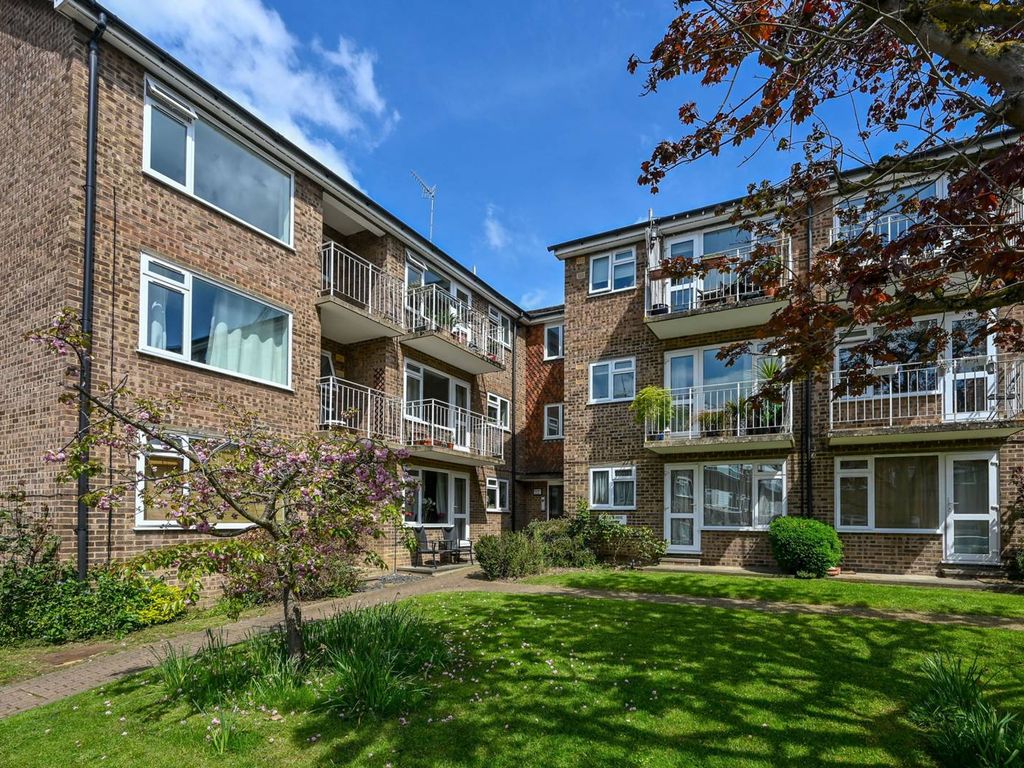 2 bed flat for sale in Crescent Road KT2, Kingston, Kingston Upon