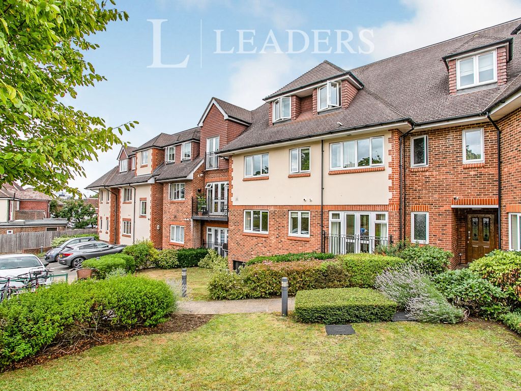 2 bed flat to rent in Brook Road, Redhill RH1, £1,550 pcm Zoopla