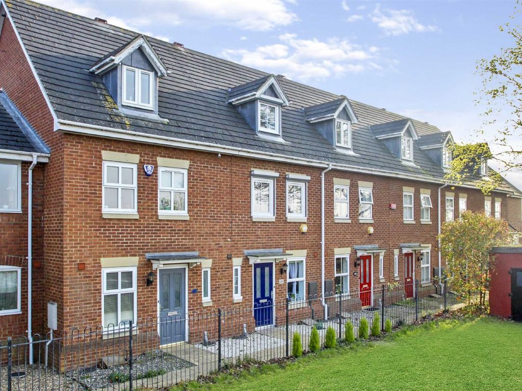 3 bed town house to rent in Stratford Road, Wolverton, Milton Keynes