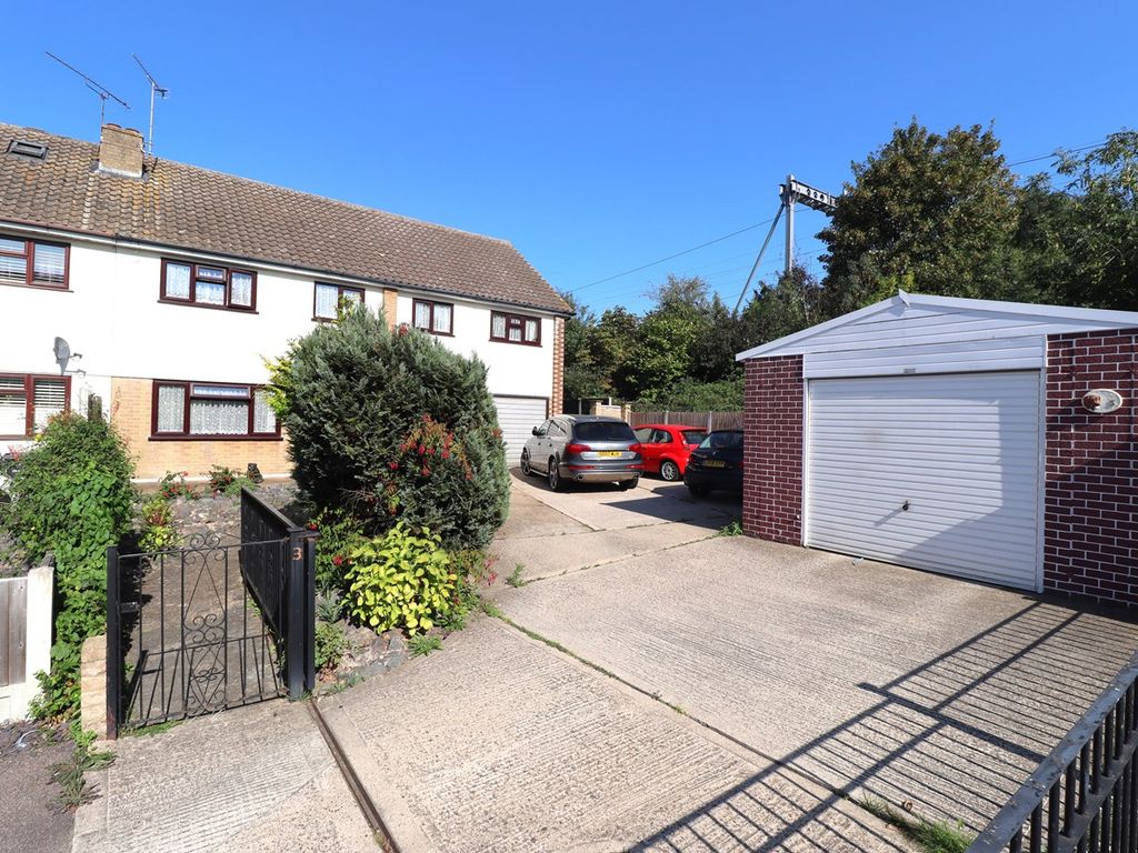 5 bed semidetached house for sale in Birch Close, Rayleigh SS6, £