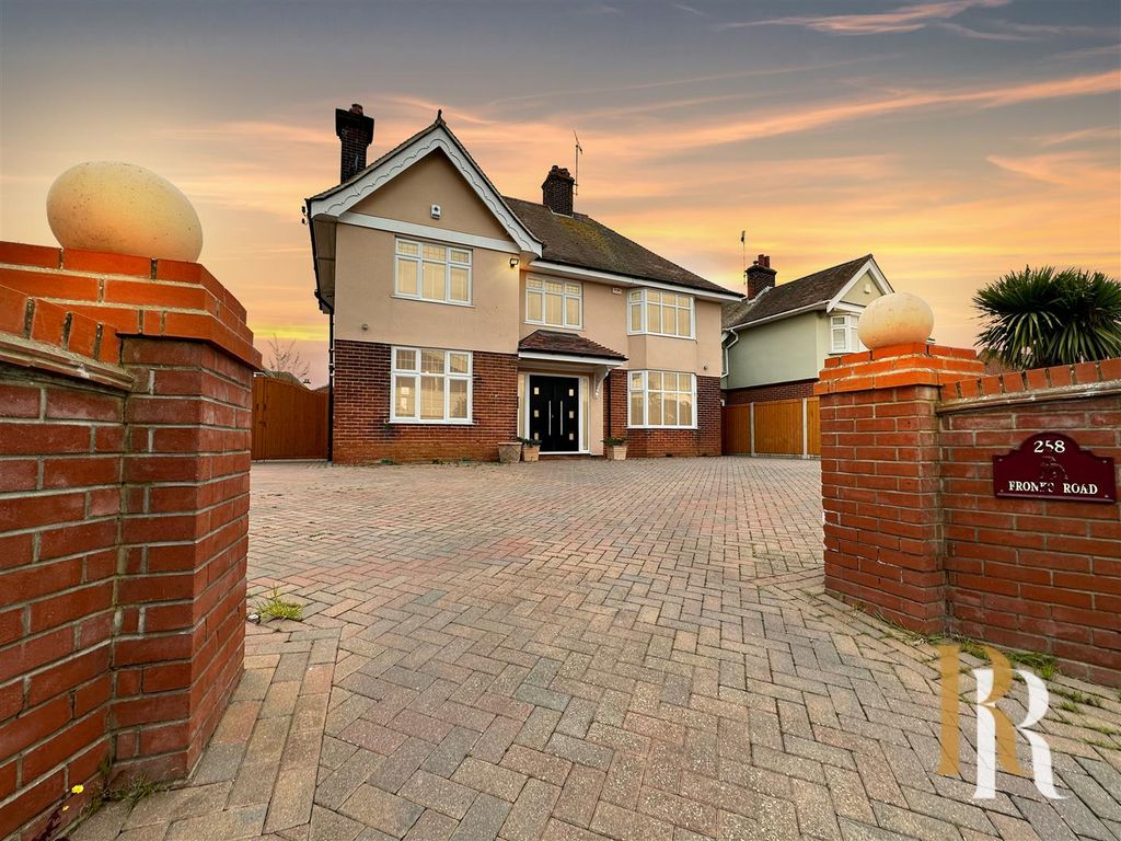 3 bed detached house for sale in Fronks Road, Dovercourt, Harwich CO12