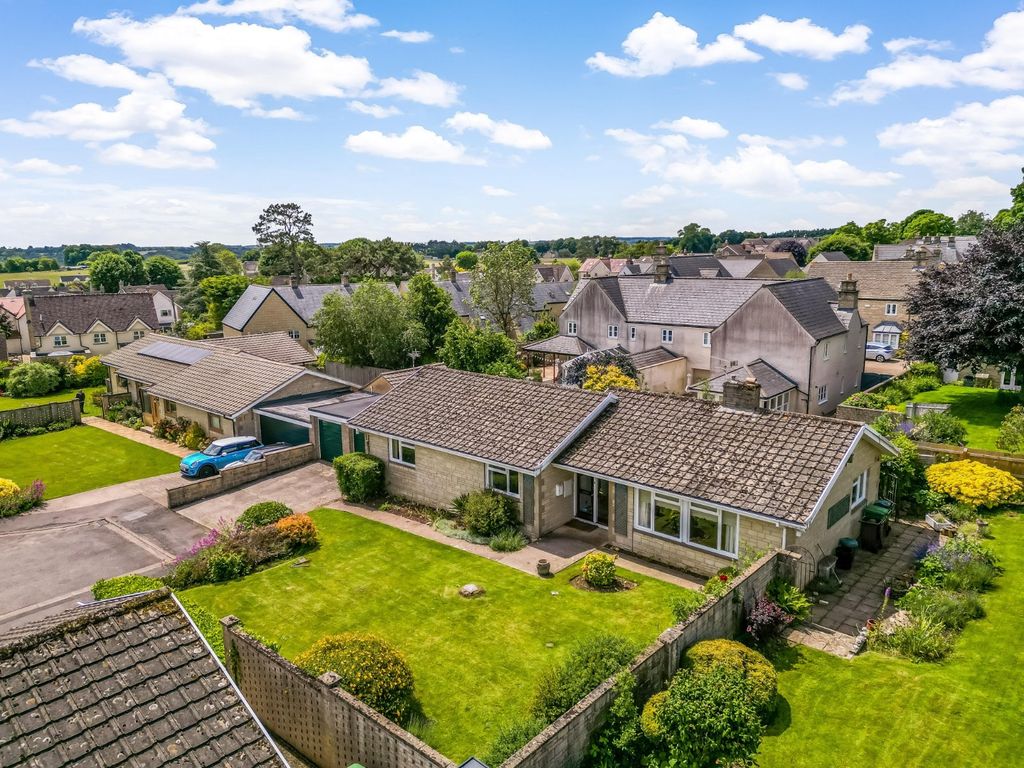 4 bed bungalow for sale in Dr Browns Close, Minchinhampton, Stroud