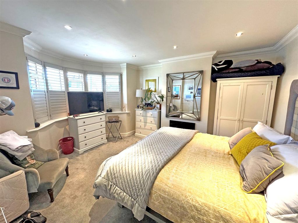 6 bed semidetached bungalow for sale in Larkfield Way, Brighton BN1, £