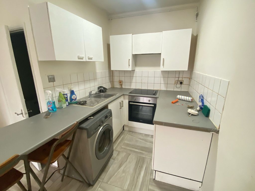 Studio to rent in High Street, Stanwell, Staines TW19, £1,000 pcm Zoopla