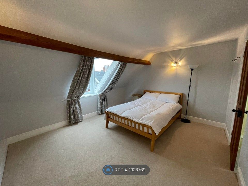 Room to rent in Vicarage Lawn, Barnstaple EX32, £600 pcm Zoopla