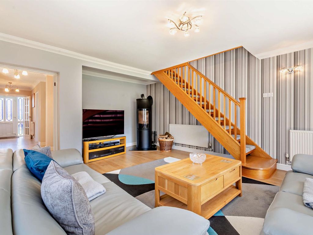 3 bed detached house for sale in Lenham Road, Harrietsham, Maidstone