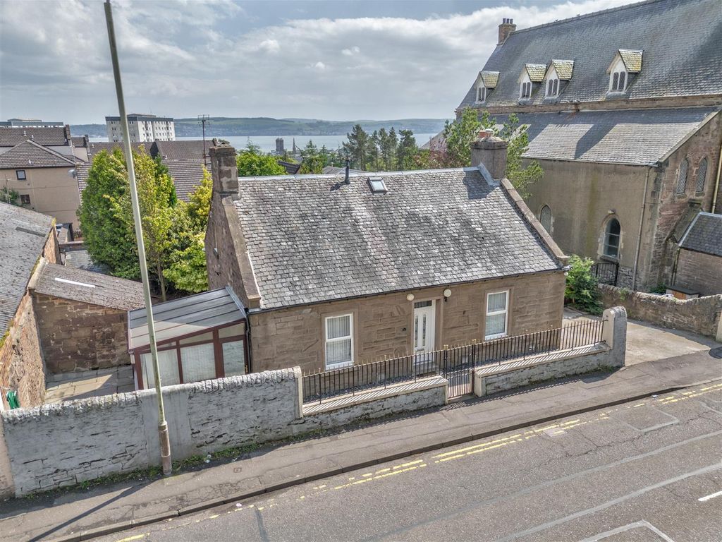 3 bed detached house for sale in Constitution Street, Dundee DD3, £