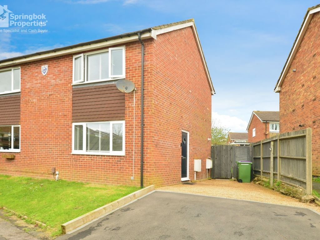 2 bed semidetached house for sale in Darnley Close, Folkestone, Kent