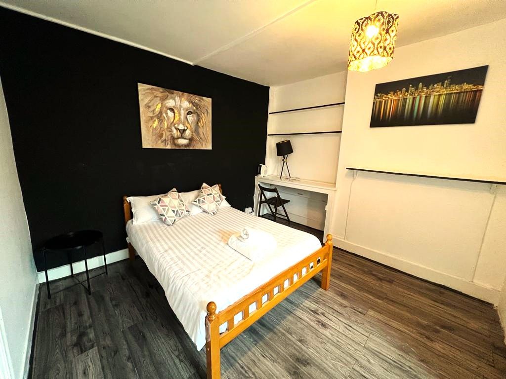 Room to rent in Vallance Road, London E1, £1,150 pcm - Zoopla