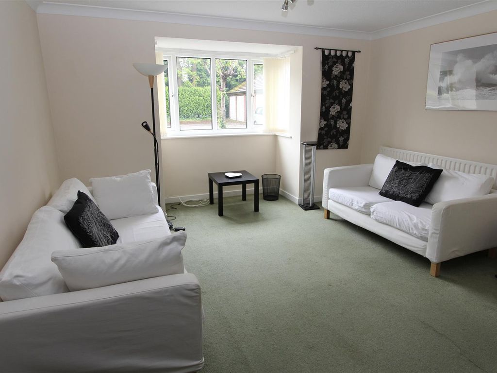2 bed flat to rent in North Park Avenue, Roundhay, Leeds LS8, £850 pcm