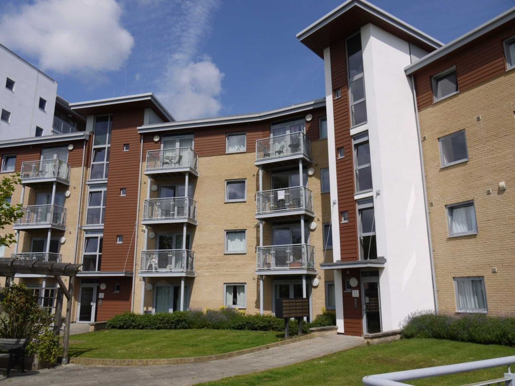 2 bed flat to rent in Kelvin Gate, Bracknell RG12, £1,350 pcm Zoopla