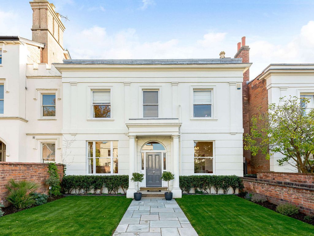 4 bed town house for sale in Sherbourne Place, Leamington Spa