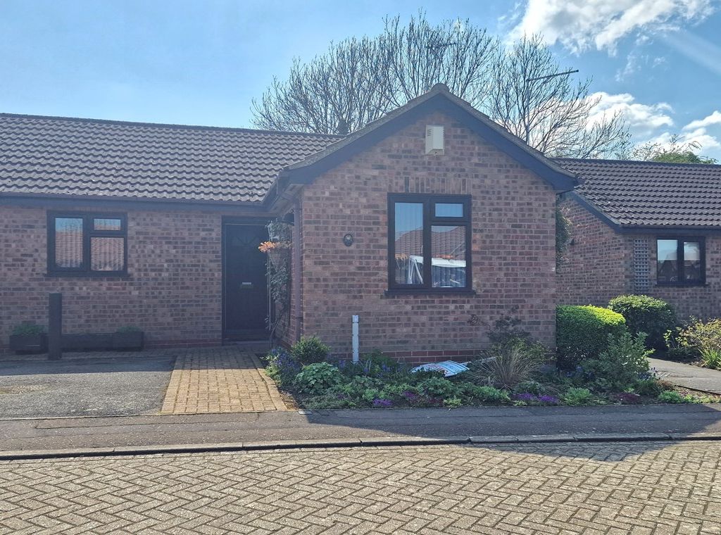 2 bed bungalow for sale in Nightingale Court, Gunthorpe, Peterborough