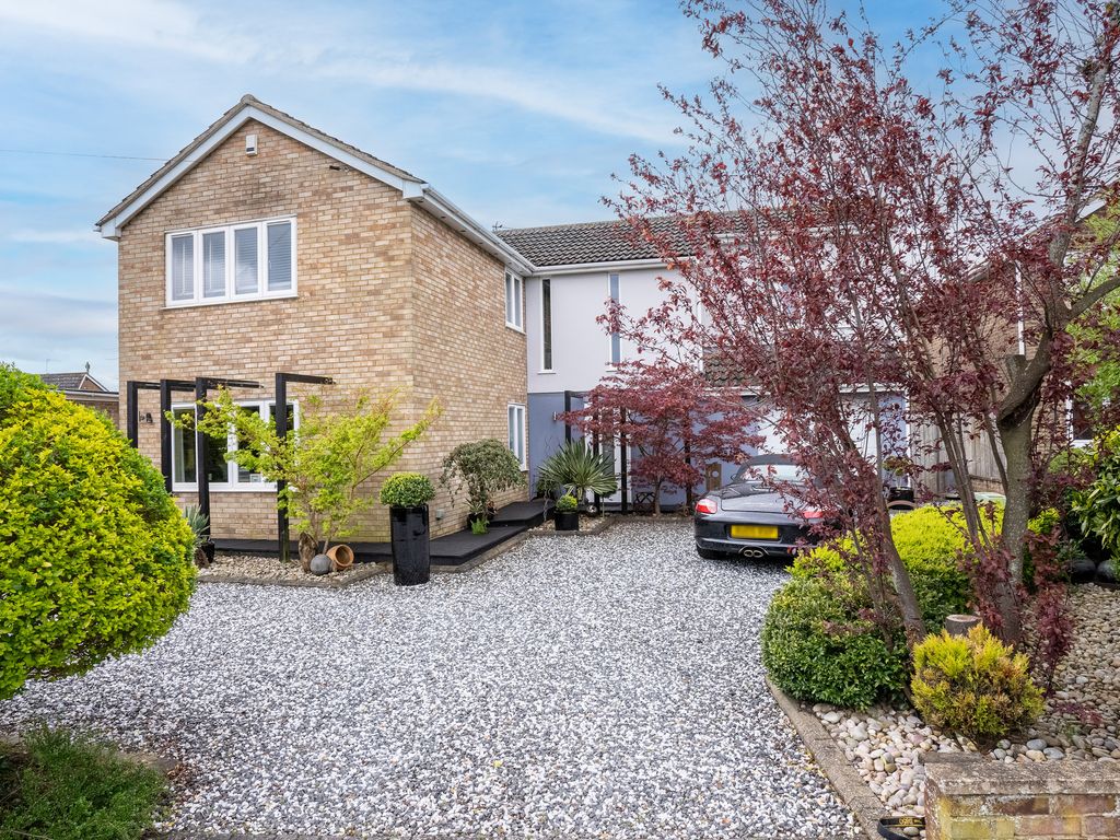 4 bed detached house for sale in Langdon Avenue, Aylesbury HP21, £