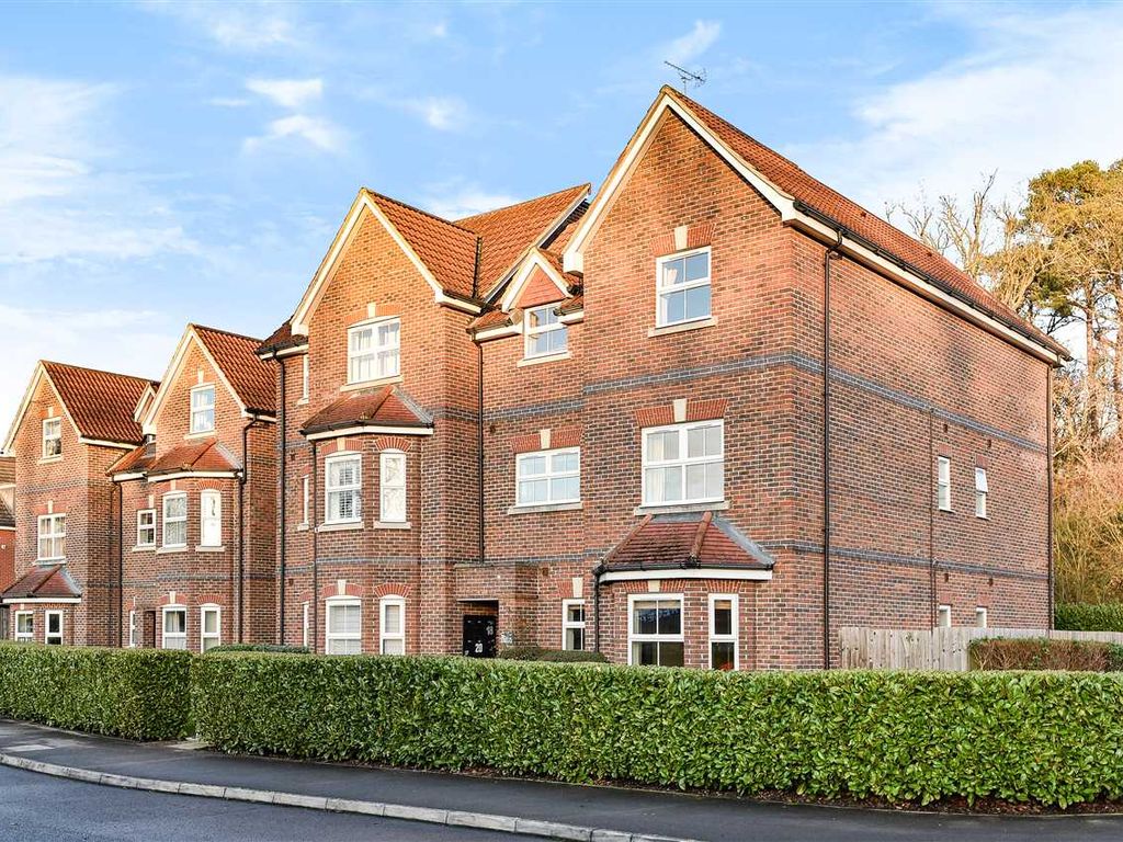 2 bed flat to rent in St. Francis Close, Crowthorne RG45, £1,300 pcm