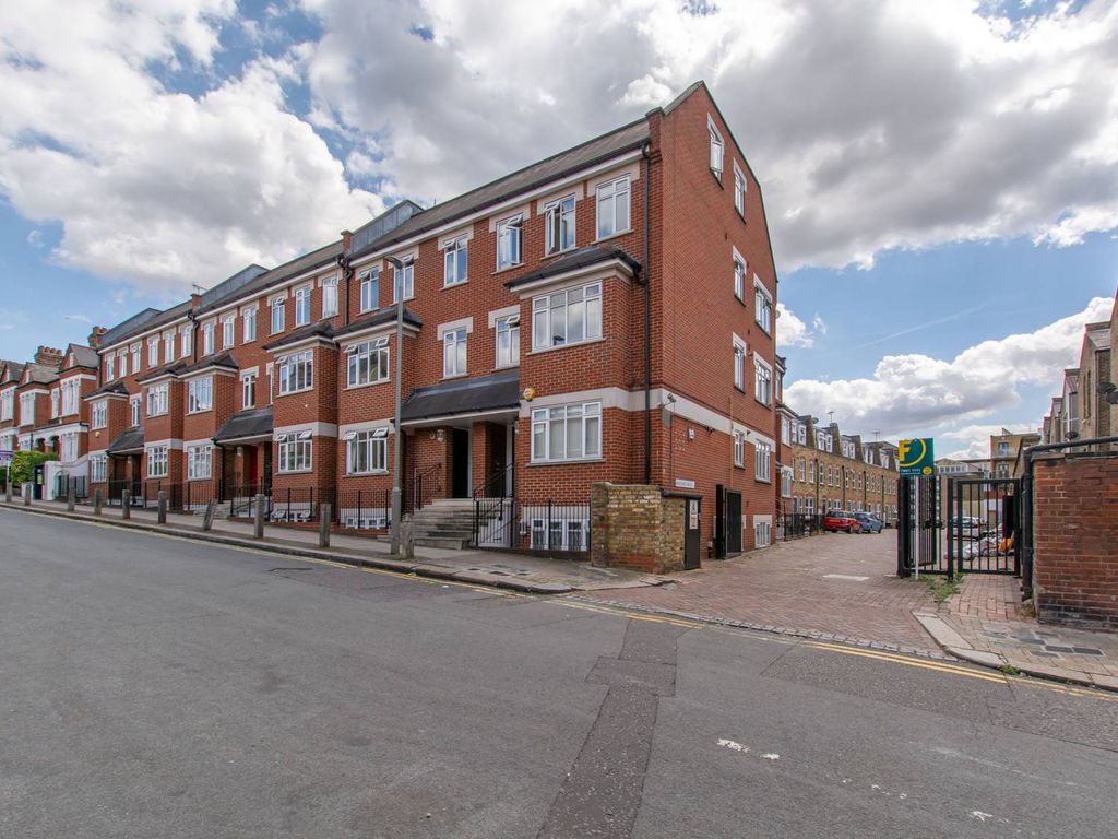 Parking/garage to rent in Barnard Mews, Clapham Junction, London SW11