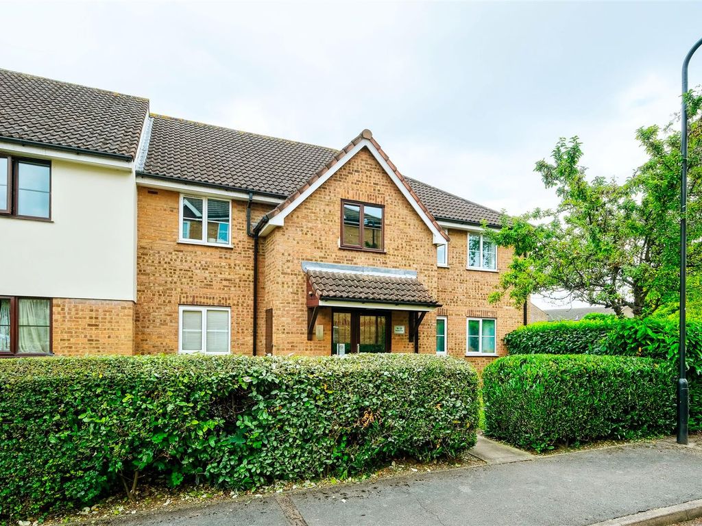 2 bed flat to rent in Thurlow Close, Higham Station Avenue, Chingford