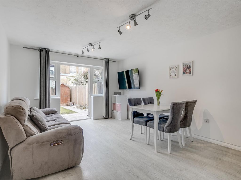 2 bed property for sale in Bowman Mews, London SW18 Zoopla