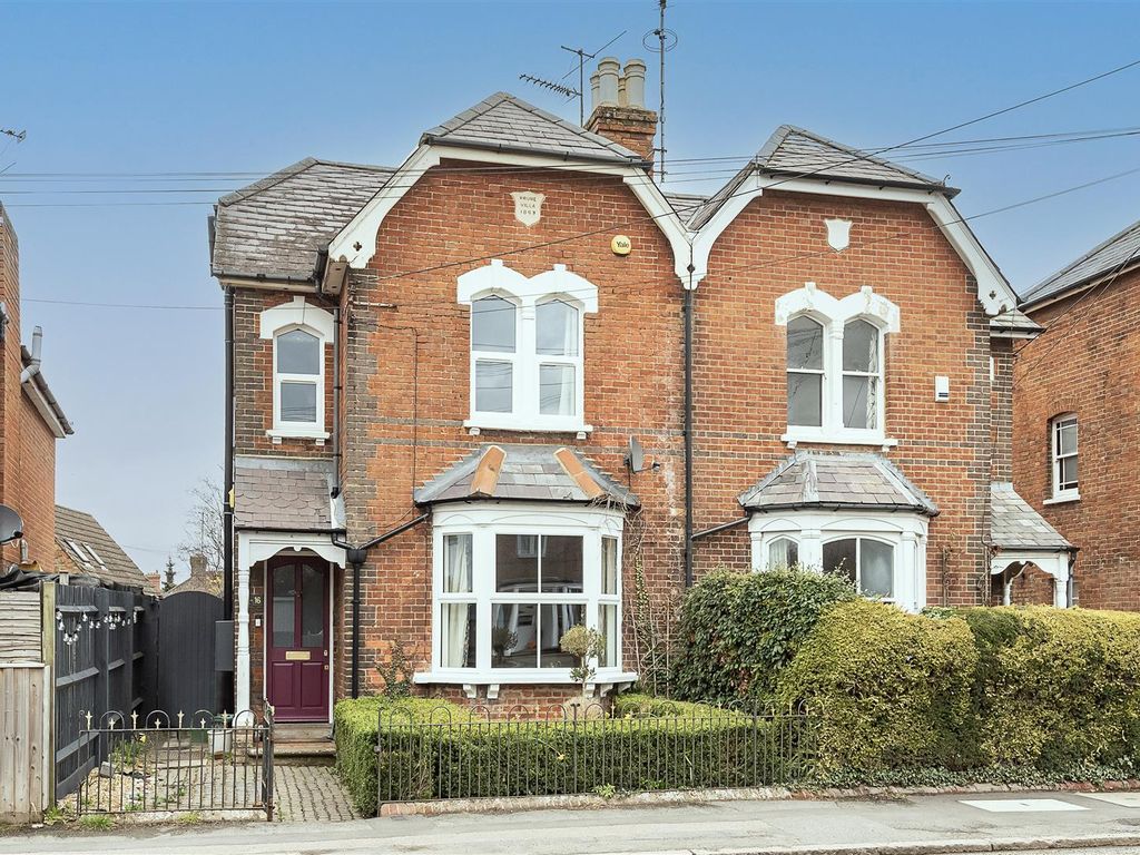 3 bed semidetached house for sale in London Road, Aston Clinton