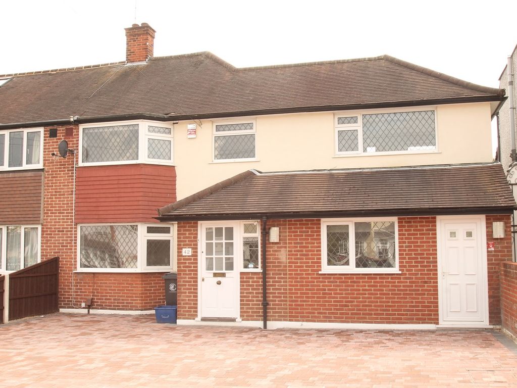 4 bed semidetached house to rent in Oak Lodge Avenue, Chigwell IG7, £