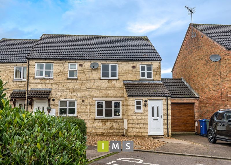 3 bed terraced house to rent in Whimbrel Close, Bicester OX26, £1,500