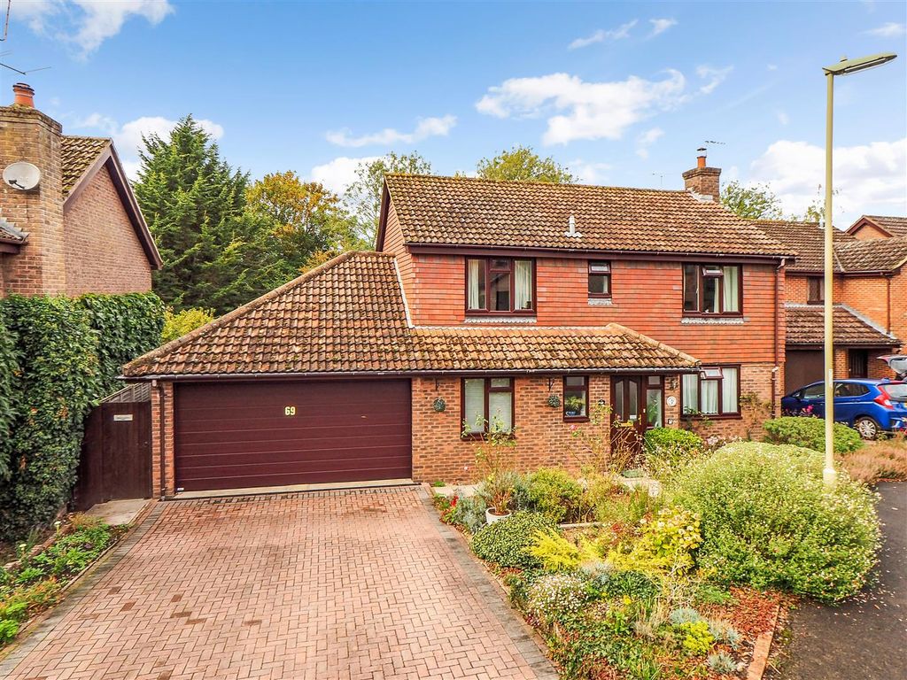 4 bed detached house for sale in Lillywhite Crescent, Andover SP10 Zoopla
