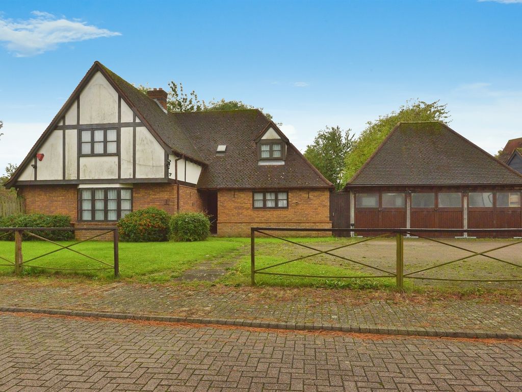 4 bed detached house for sale in Salden Close, Shenley Church End
