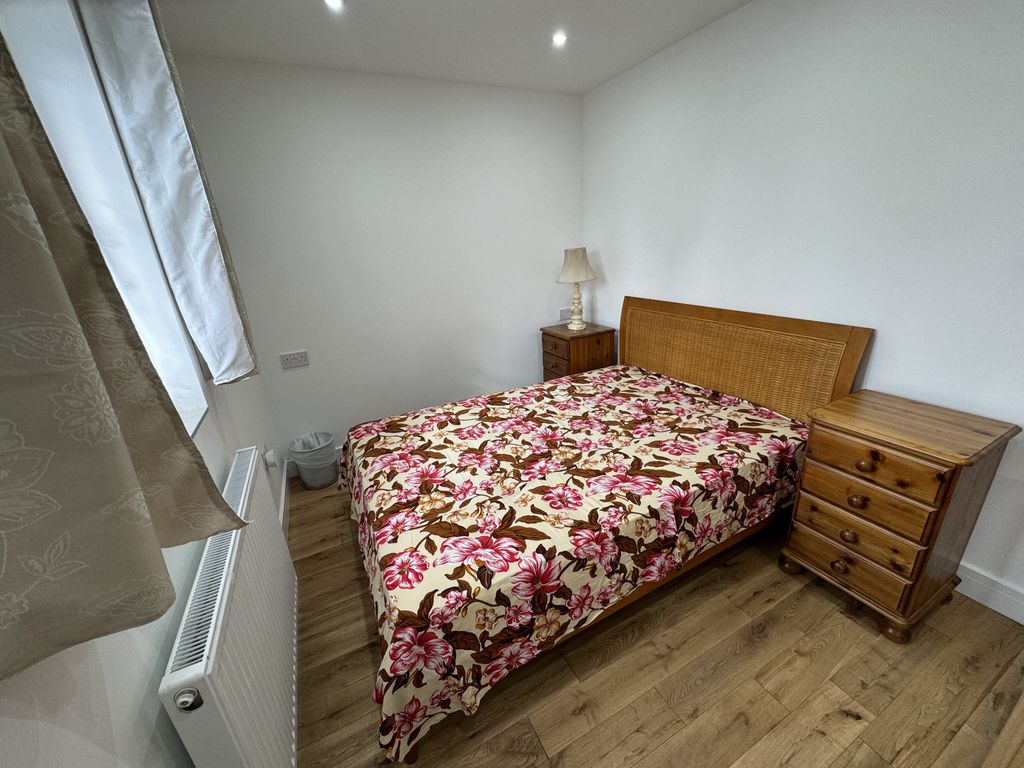 1 bed flat to rent in Cains Lane, Feltham, Greater London TW14, £1,600