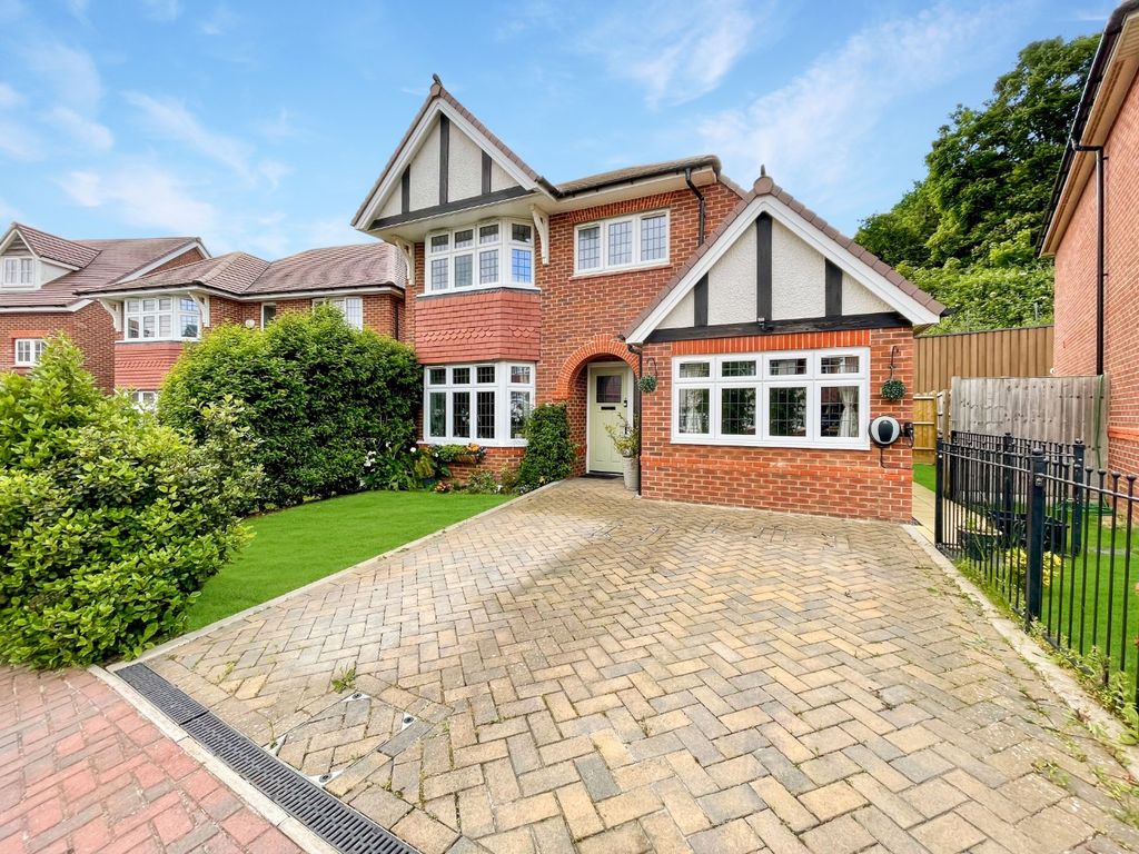 3 bed detached house for sale in Armstrong Road, Luton, Bedfordshire