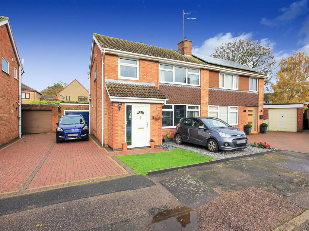 3 bed semidetached house for sale in Manor Way, Higham Ferrers