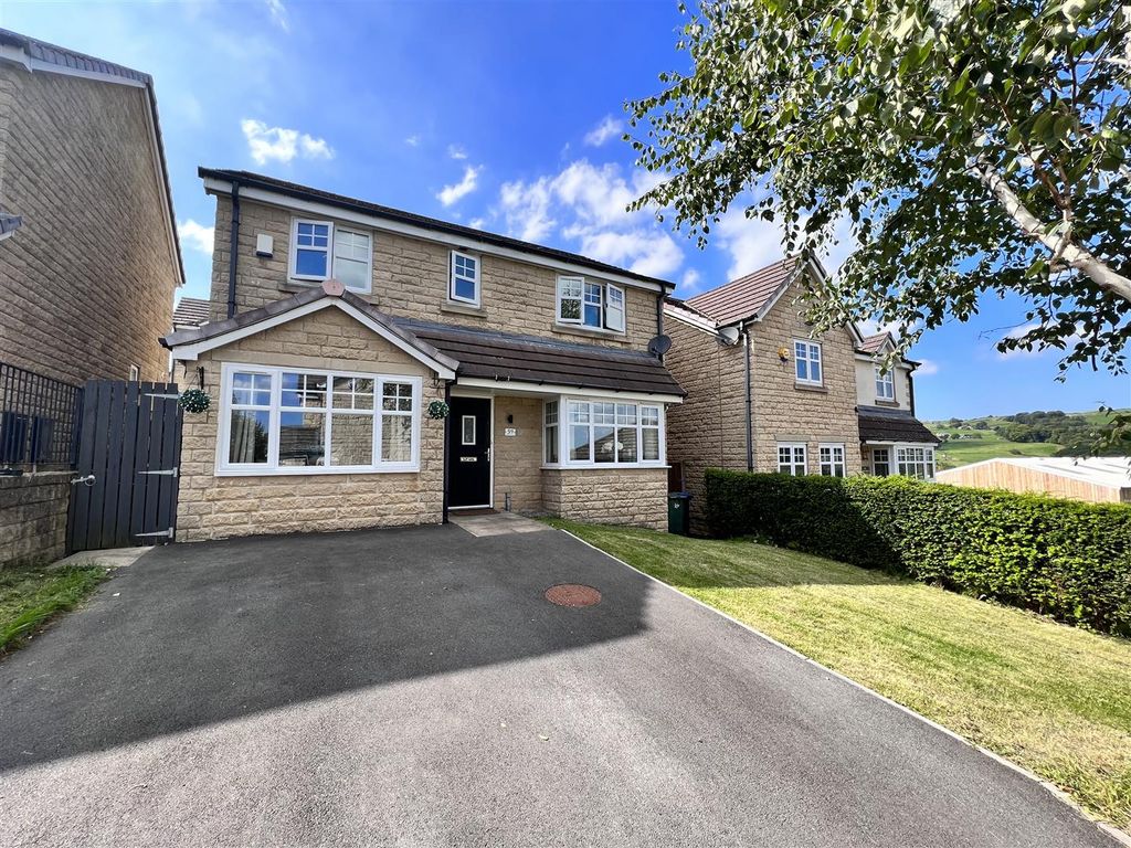 5 bed detached house for sale in Low Fell Close, Keighley BD22, £