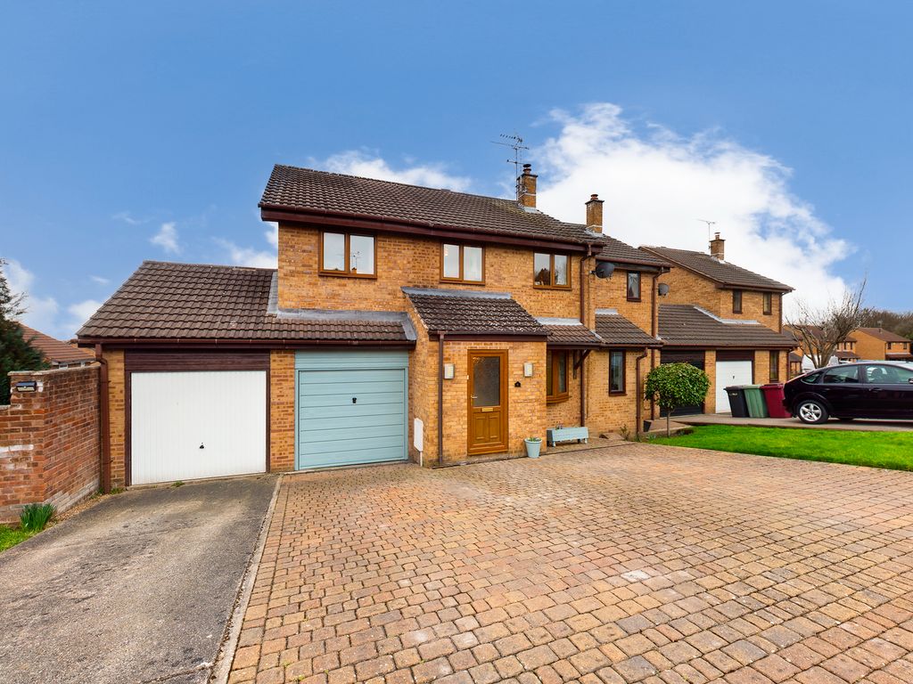 4 bed semidetached house for sale in Heathfield Close, Wingerworth